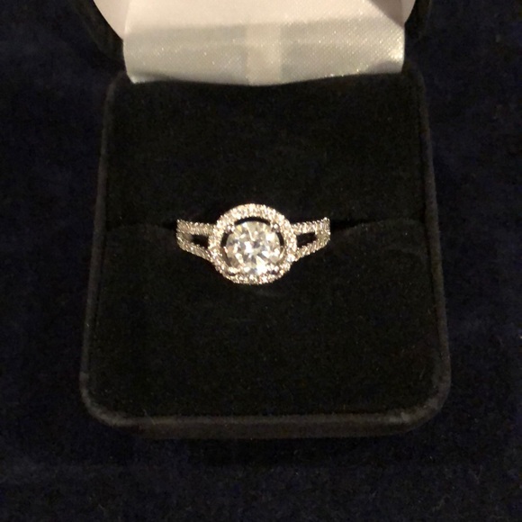 Jewelry - Stunning engagement ring